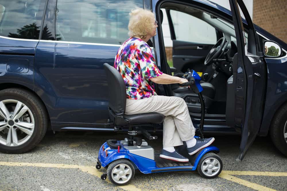 Utilisation d'un scooters électriques pliables sur une voiture